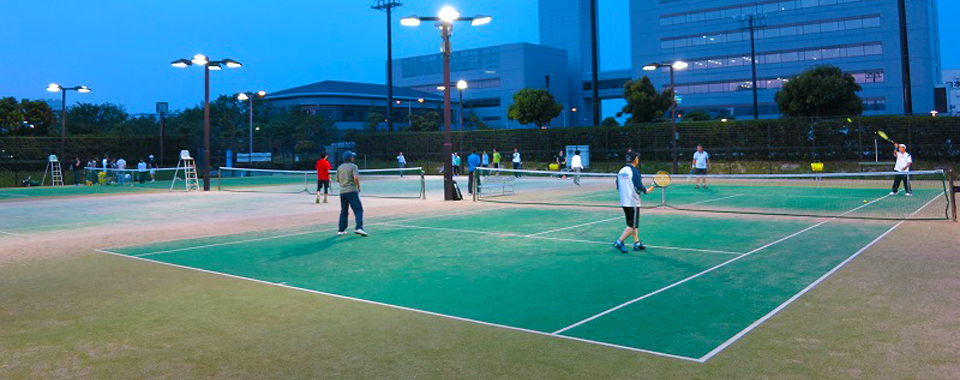 テニスコート　オムニコートが６面、夜間照明も整っています。